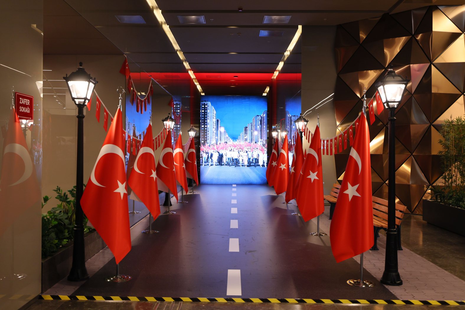 “İrade Bizim, Zafer Bizim” sergisi ziyaretçileriyle buluştu